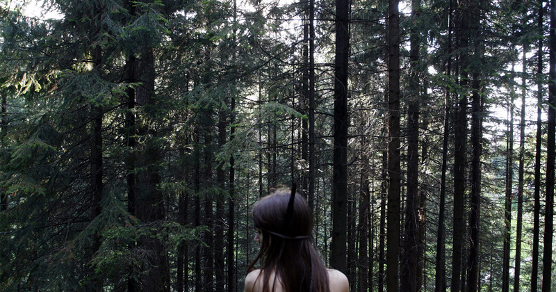 Юная Sabine голышом в лесу