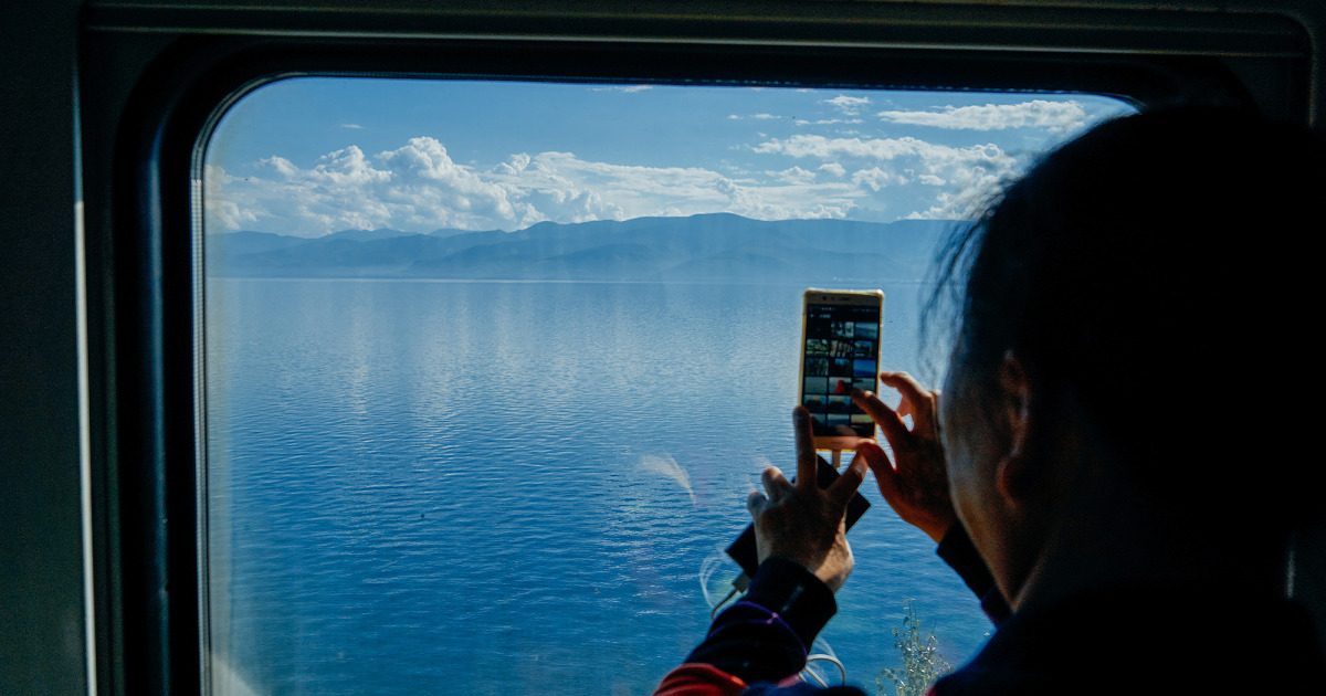 Наблюдайте отдаленно. Байкал из окна поезда. Вид из окна поезда на Байкал. Озеро Байкал из окна поезда.